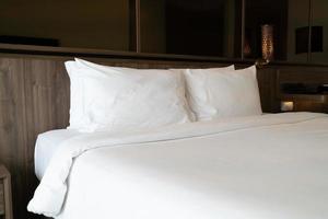 cuscini bianchi sulla decorazione del letto in camera da letto foto