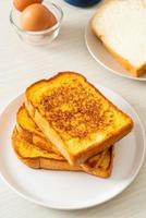 toast alla francese su piatto bianco foto