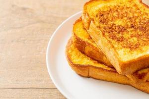 toast alla francese su piatto bianco foto