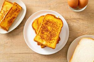 toast alla francese su piatto bianco foto