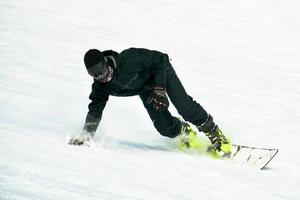 snowboarder su cieli discesa. speciale inverno gli sport combinazione .tipi su snowboard e sciare scarpa genere sport foto