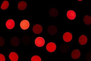 rosso defocus astratto bokeh leggero effetti su il notte nero sfondo struttura foto