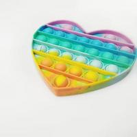 colorato spingere pop esso bolla sensoriale agitarsi giocattoli a forma di cuore e arcobaleno colorato , silicone giocattoli, anti ansia e fatica sollievo gioco. foto