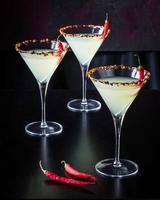 Martini con chili peperoni su nero sfondo foto