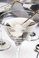 pulito martini guarnito con perla cipolle foto