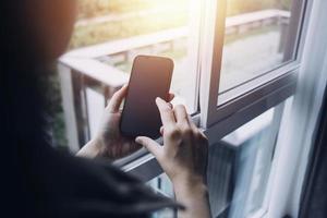 mani dell'uomo d'affari che lavorano con le finanze su costi e calcolatrice e laptop con tablet, smartphone in ufficio alla luce del mattino foto