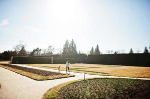 madre con figlia al parco di lednice, repubblica ceca. foto