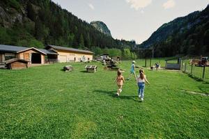 bambini giocando con animali domestici a sottoterra parco selvaggio, Austria. foto