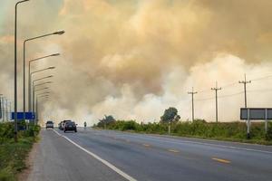 di spessore buio Fumo a partire dal un' fuoco a lato di strada foto