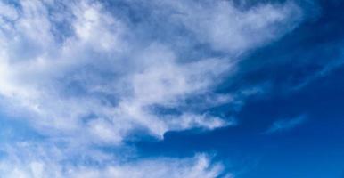 panorama mozzafiato sulla formazione dei cirri in un cielo blu profondo foto