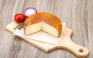 suluguni formaggio su di legno tavola e di legno sfondo foto