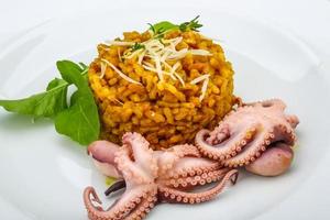 frutti di mare risotto su il piatto foto