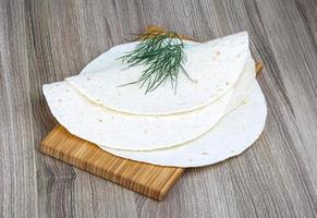 tortillas su di legno tavola e di legno sfondo foto