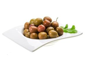 marinato olive nel un' ciotola su bianca sfondo foto