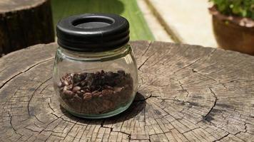 il gocciolare caffè impostato include caffè fagioli, gocciolare bollitore e un' caffè macinino. posto su di legno tavolo. foto