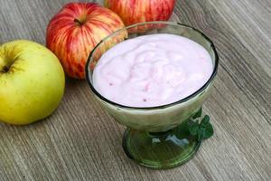 fragola Yogurt nel un' ciotola su di legno sfondo foto