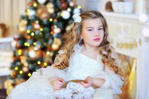 adorabile ragazza vicino all'albero di Natale