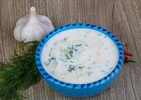 tzatziki nel un' ciotola su di legno sfondo foto