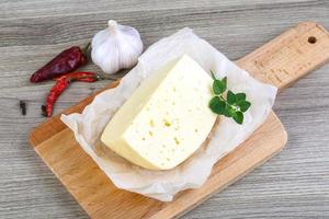 formaggio su di legno tavola e di legno sfondo foto