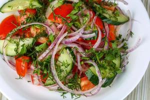 insalata di verdure sul piatto vista ravvicinata foto