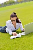 donna con il computer portatile nel parco foto