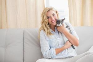 bella bionda con gattino da compagnia sul divano foto