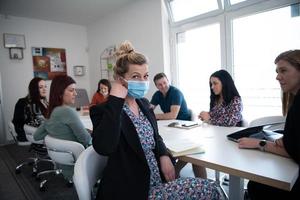 vero attività commerciale persone su incontro indossare protettivo maschera foto