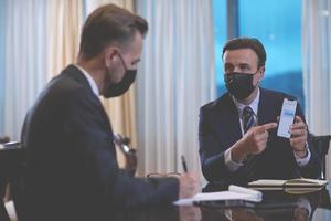 attività commerciale persone indossare crona virus protezione viso maschera su incontro foto
