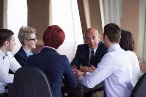 attività commerciale persone gruppo su incontro a moderno luminosa ufficio foto