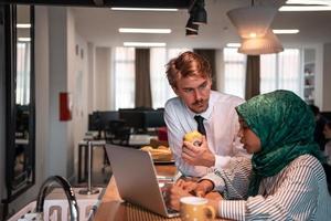 internazionale multiculturale attività commerciale squadra.a giovane attività commerciale uomo e donna sedersi nel un' moderno rilassamento spazio e parlare di un' nuovo attività commerciale. foto