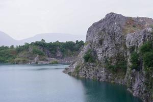 calcare montagne dopo il esplosione di concessioni. foto