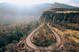 strada asfaltata grigia foto