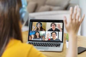 vista posteriore della donna d'affari asiatica con un team di colleghi foto