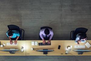 vista dall'alto dei lavoratori del servizio assistenza clienti asiatici foto