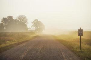 strada sterrata polverosa al mattino presto foto