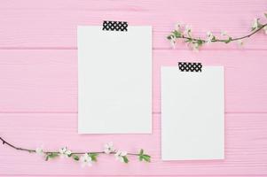 due fogli di carte mockup su sfondo rosa foto