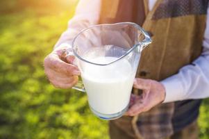 contadino con brocca di latte foto