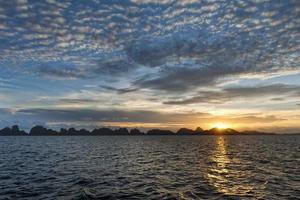meraviglioso tramonto nel Indonesia oceano foto