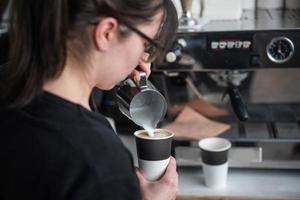 femmina barista fa caffè foto