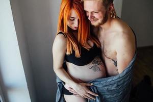 ritratto di gravidanza di coppia foto