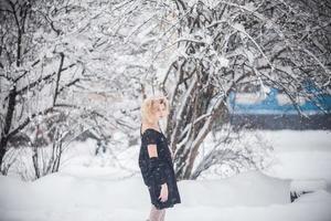 donna nel neve foto