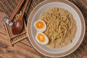 udon e uovo giapponese cibo con bastoncini e copia spazio foto