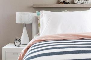 camera da letto per bambini con cuscini bianchi e lampada sul letto moderno