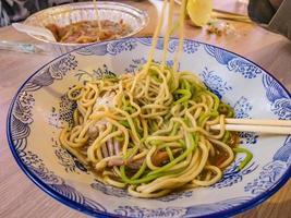 vicino su Granchio spaghetto strada cibo su taiping vecchio strada nel il sera tempo a changsha città hunan Cina foto