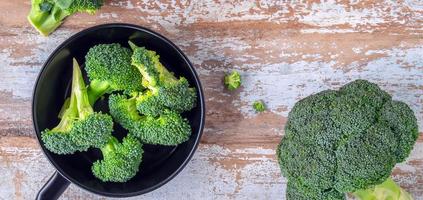 fresco broccoli per cucinando su un' di legno tavola, sano verdure.top Visualizza foto