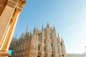 famosa chiesa milano duomo duomo di milano con guglie gotiche e statue in marmo bianco. principale attrazione turistica in piazza a milano lombardia italia. vista grandangolare della vecchia architettura gotica e dell'arte foto