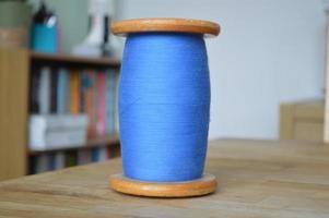 blu cotone bobina su un' di legno tavolo foto