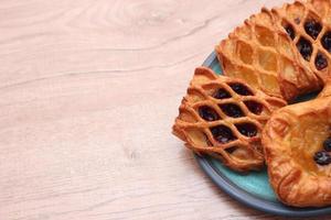 reticolo marmellata crostata servito nel un' piatto su un' di legno tavolo. foto