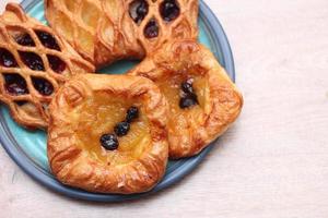 reticolo marmellata crostata servito nel un' piatto su un' di legno tavolo. foto