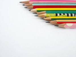 un' matita disposte nel un' riga su un' bianca sfondo foto